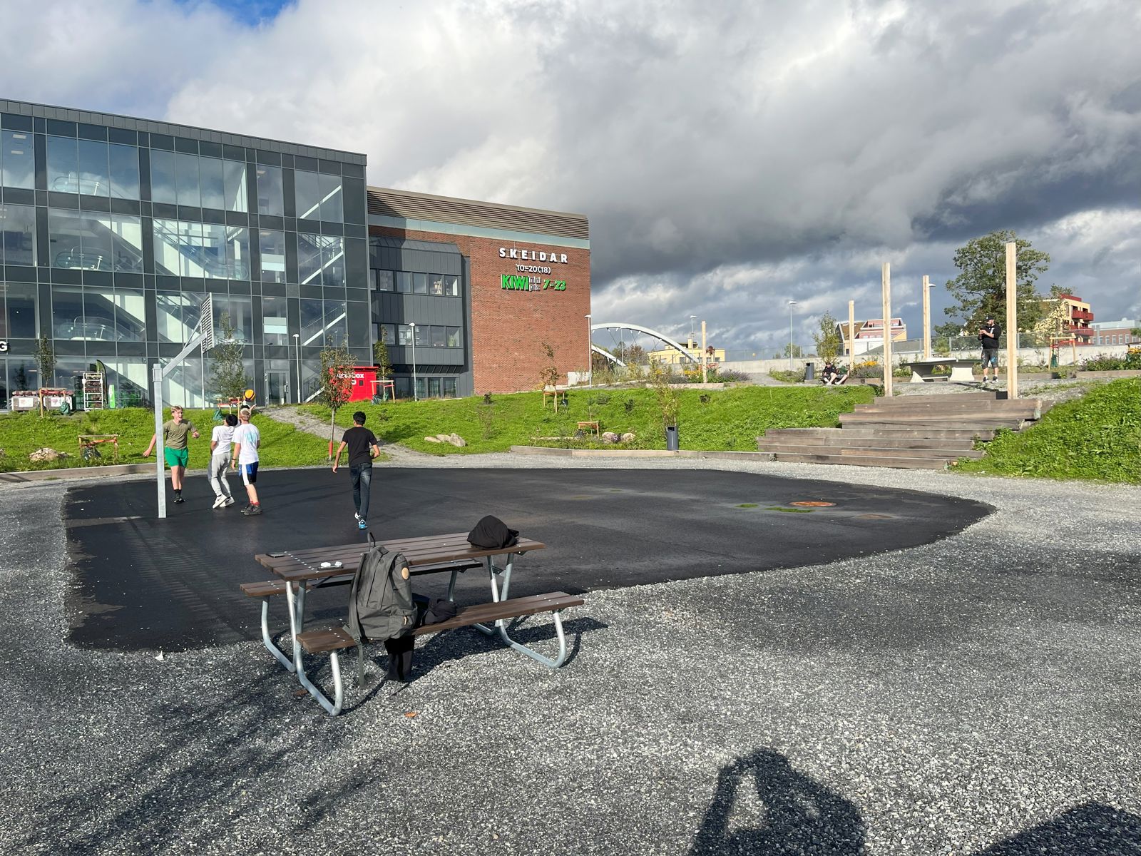 Multibane hvor barn spiller basket