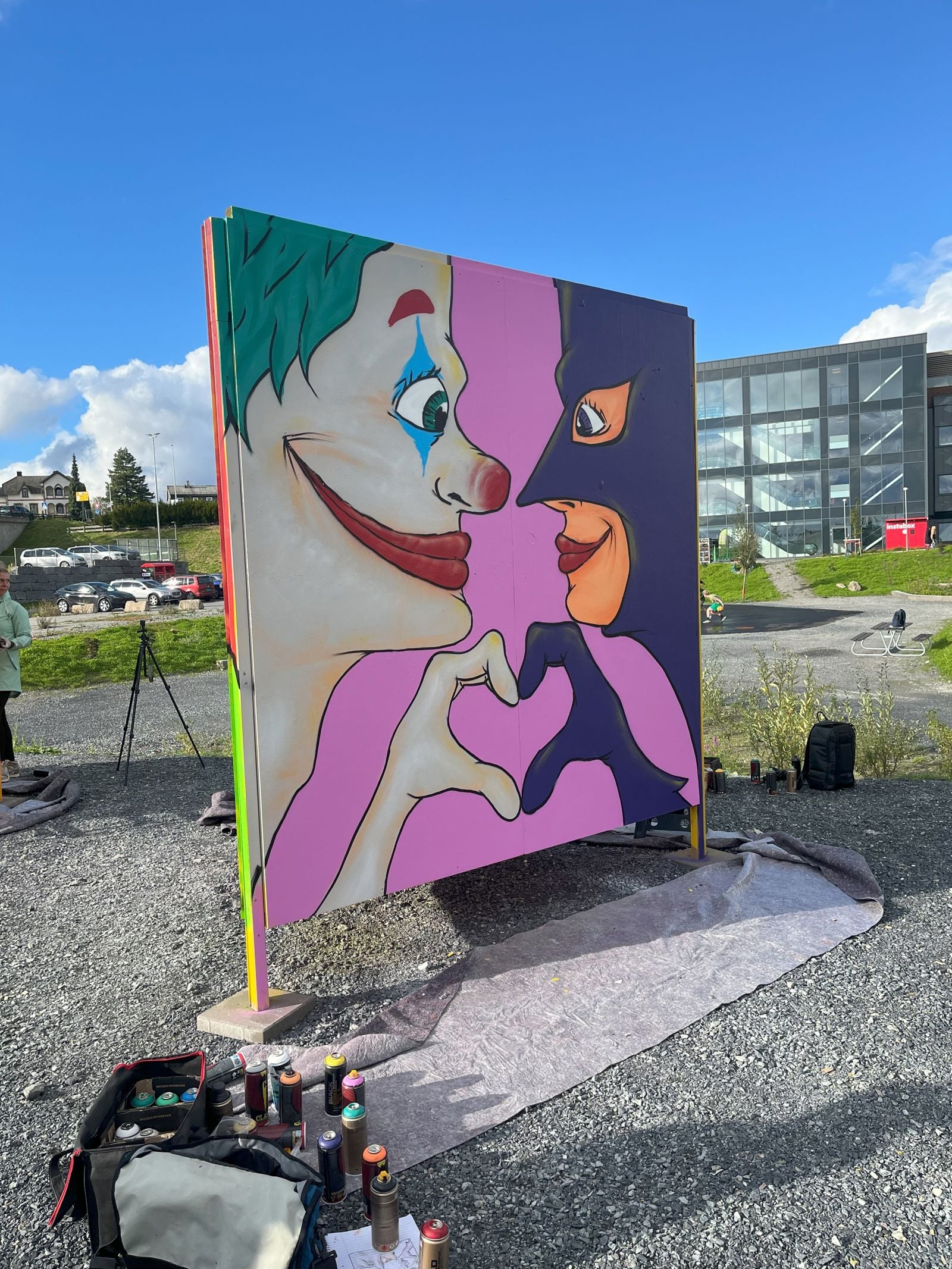 Fargerik kunst i en park