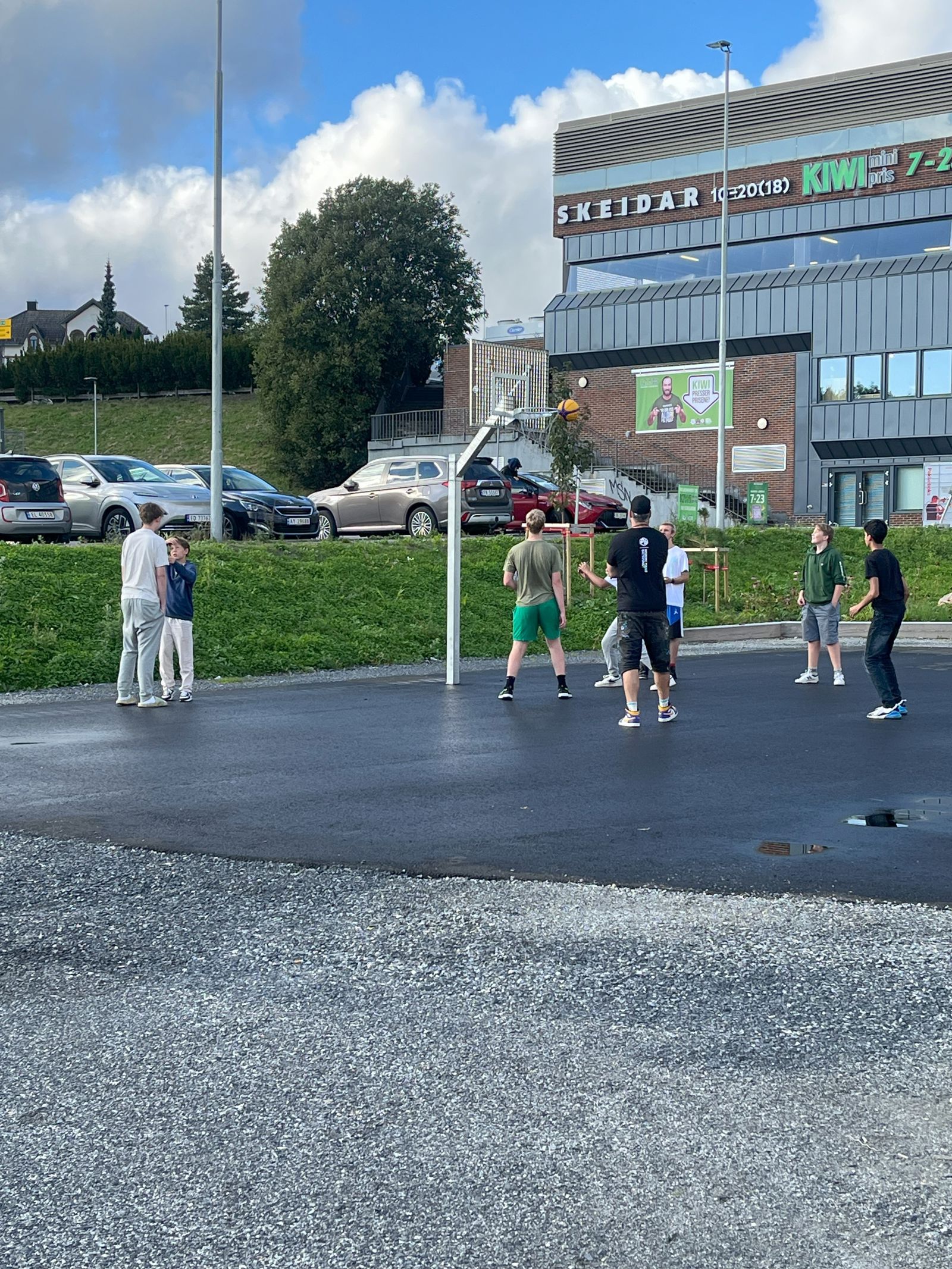 Ballbane hvor barn spiller basketball