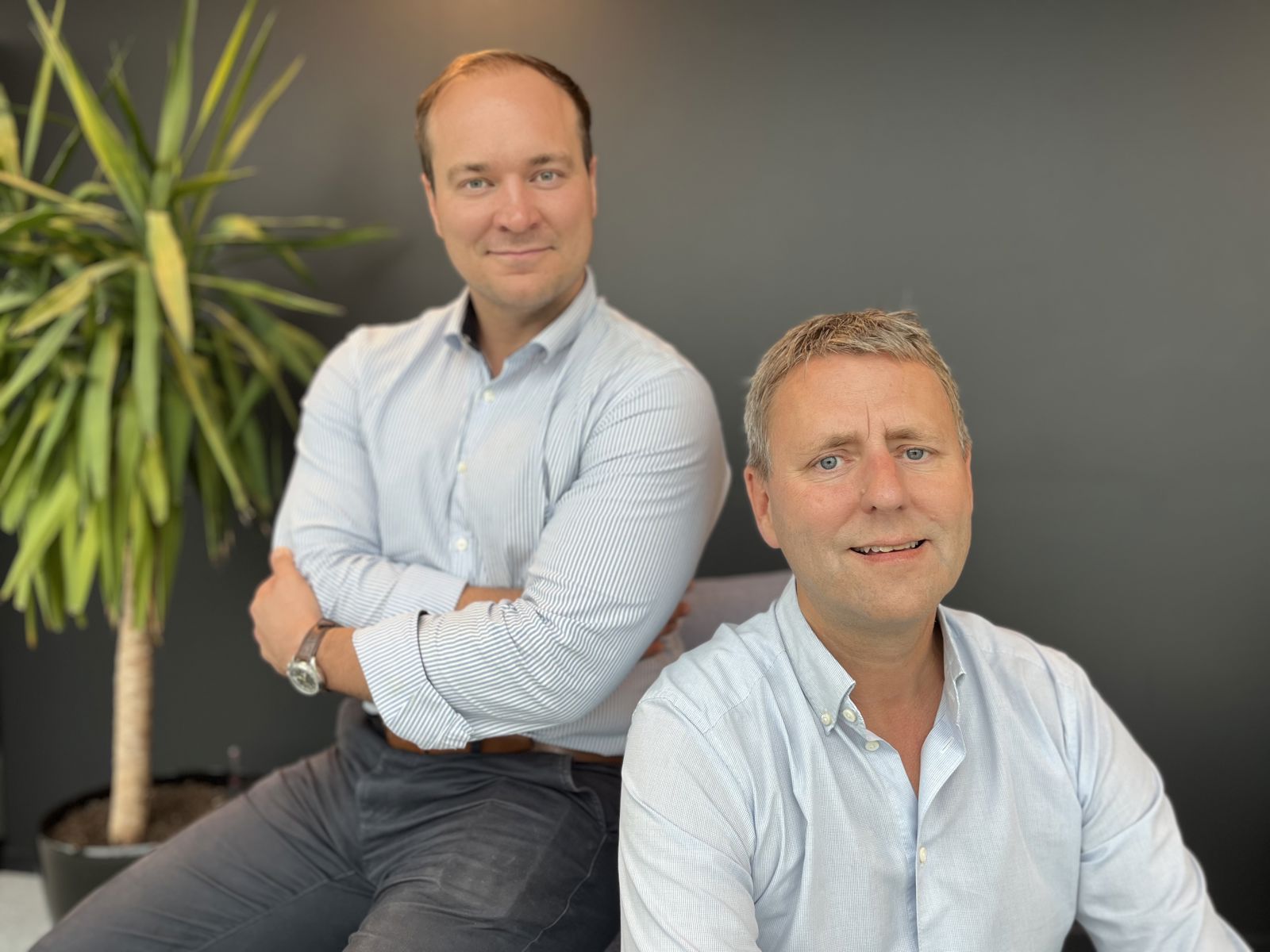 To menn i blå skjorte